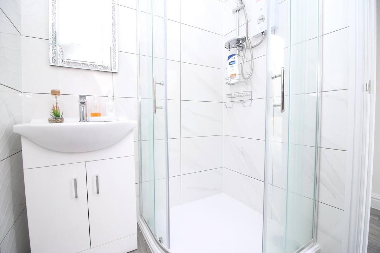 Modern Guesthouse, Fast Wi-Fi, Street Free Parking, Central, Fully Equipped Cardiff Bagian luar foto