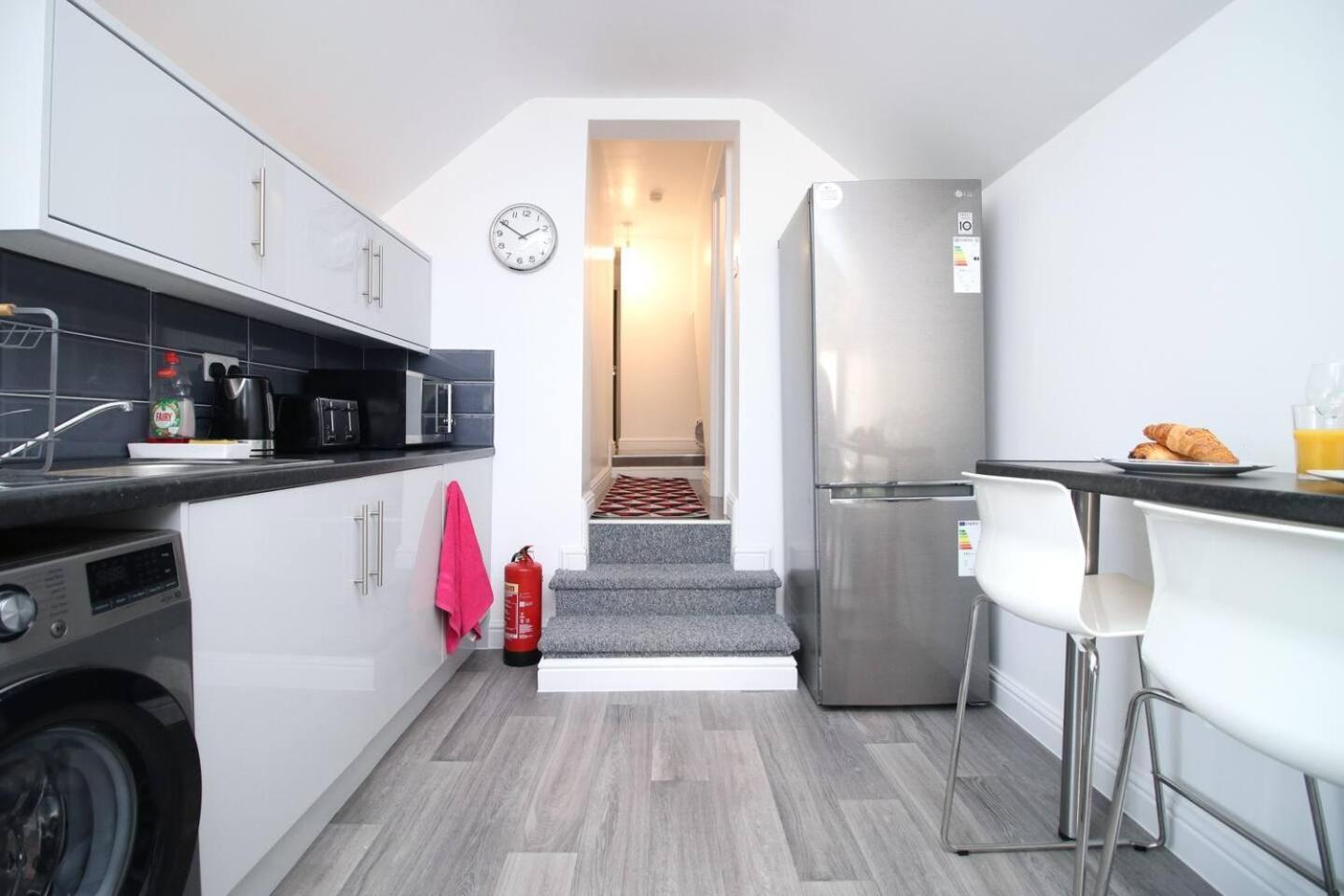 Modern Guesthouse, Fast Wi-Fi, Street Free Parking, Central, Fully Equipped Cardiff Bagian luar foto