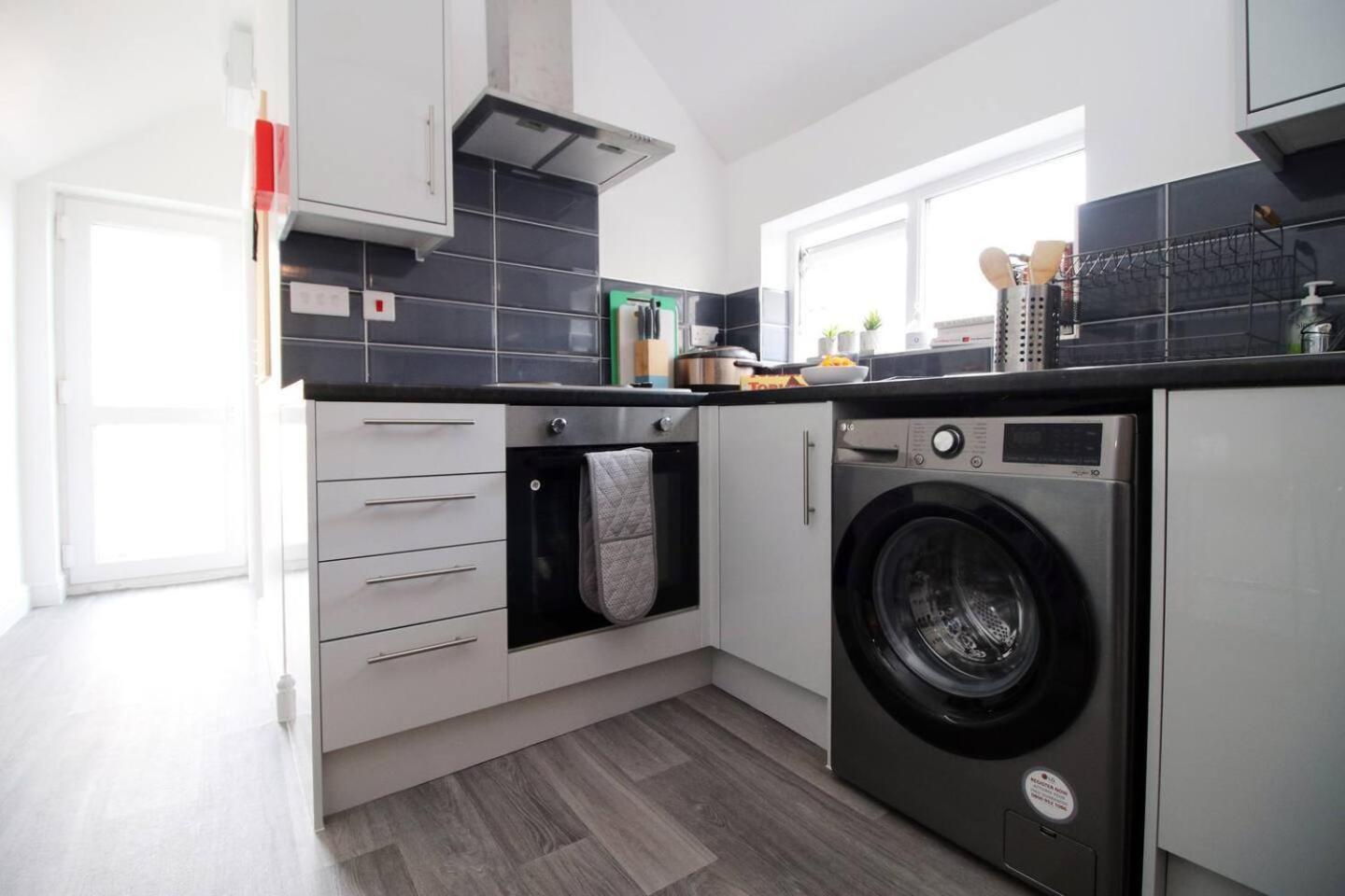 Modern Guesthouse, Fast Wi-Fi, Street Free Parking, Central, Fully Equipped Cardiff Bagian luar foto