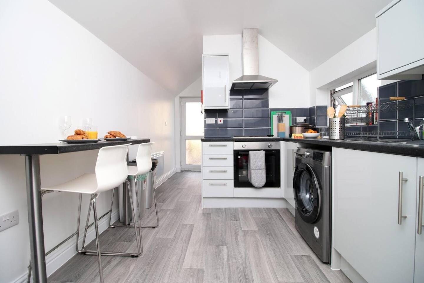 Modern Guesthouse, Fast Wi-Fi, Street Free Parking, Central, Fully Equipped Cardiff Bagian luar foto