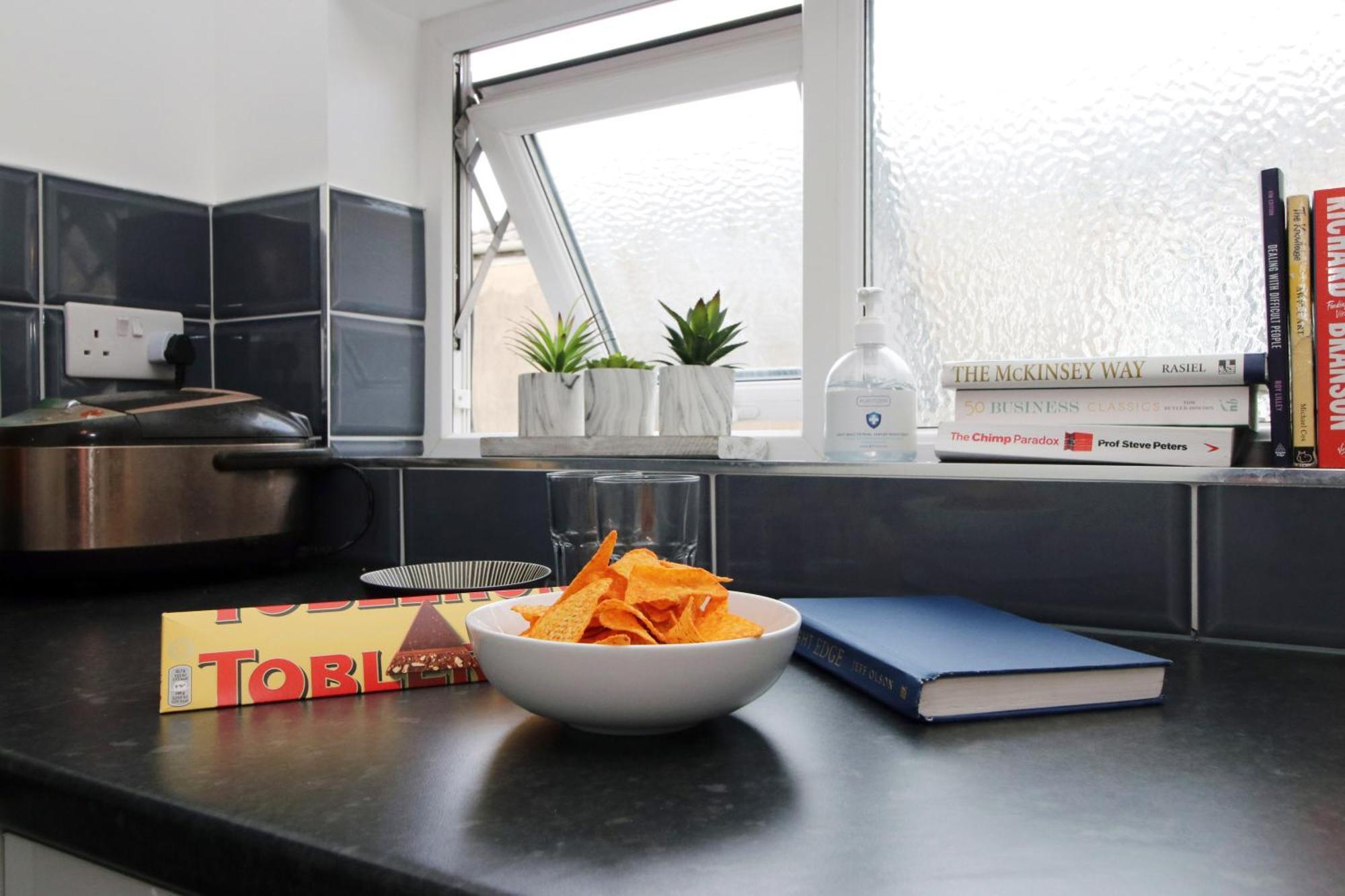 Modern Guesthouse, Fast Wi-Fi, Street Free Parking, Central, Fully Equipped Cardiff Bagian luar foto