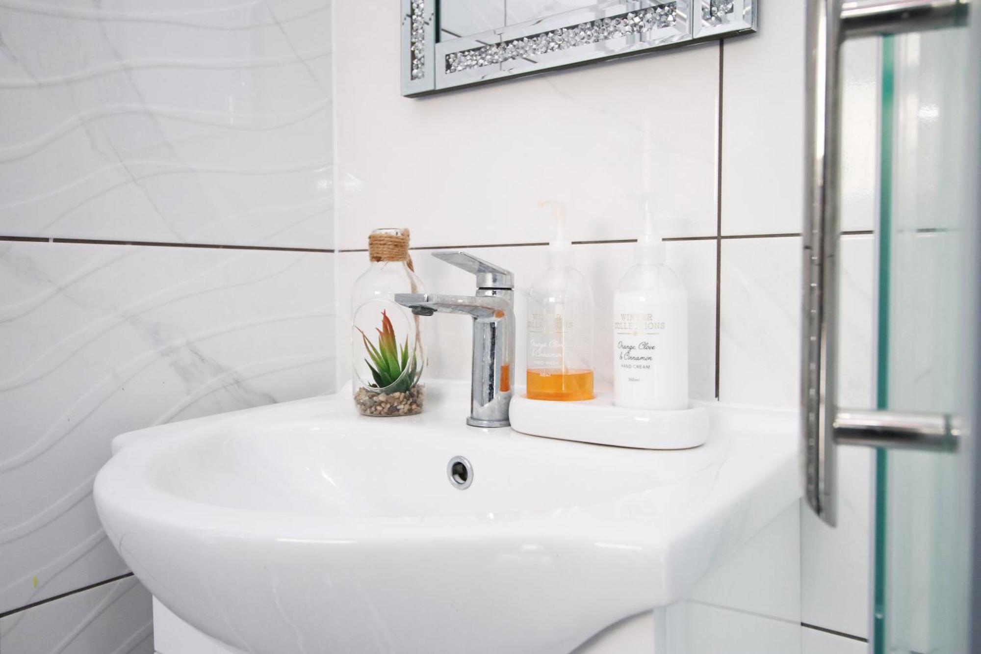 Modern Guesthouse, Fast Wi-Fi, Street Free Parking, Central, Fully Equipped Cardiff Bagian luar foto